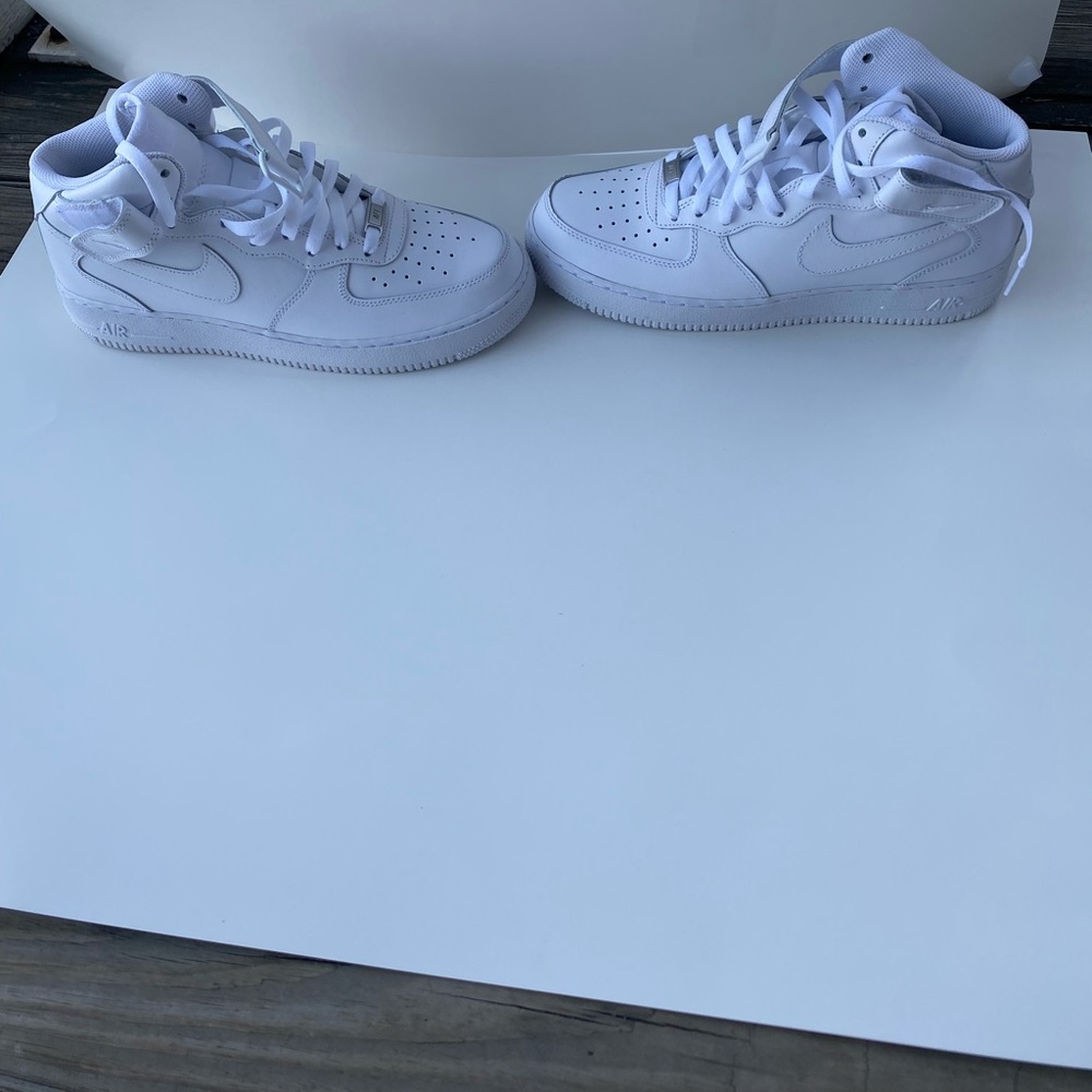 Men’s Nike Air Force One, Size 9, color White